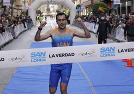 El vencedor de la San Silvestre, Daniel Gálvez, cruza la línea de meta.
