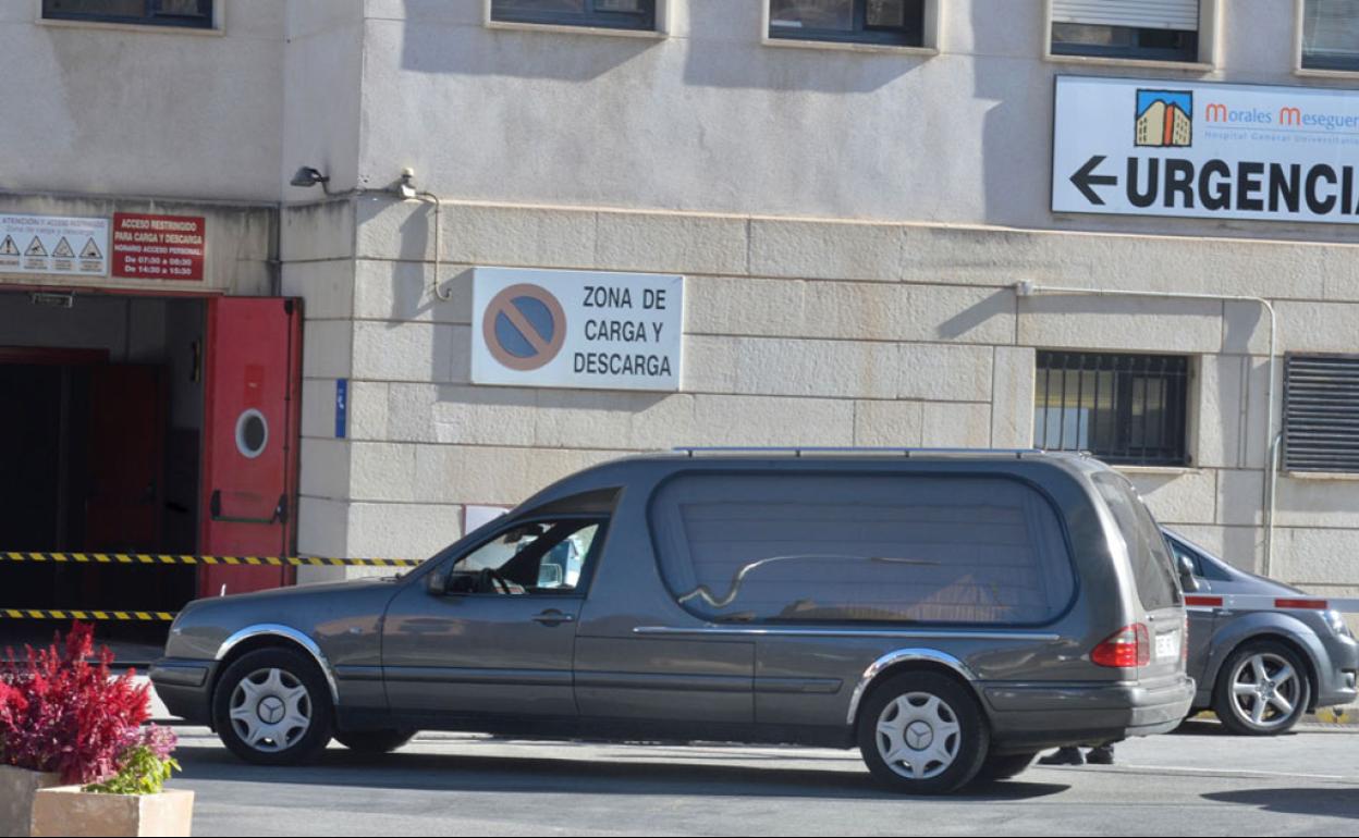 Un coche funerario acude a un hospital de Murcia en una imagen de archivo. 