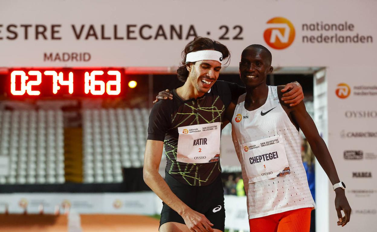 Mohamed Katir (izq.), junto a Cheptegei, tras acabar la San Silvestre Vallecana.
