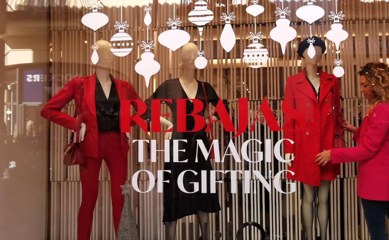 Imagen de un escaparate en rebajas. 