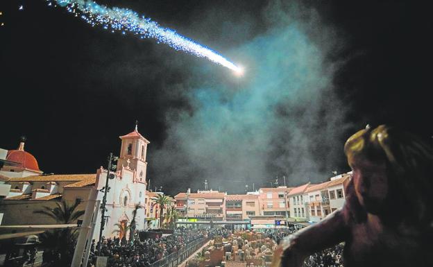 La estrella de Oriente guía a los Reyes Magos (dcha.) hacia la plaza de España de San Javier.