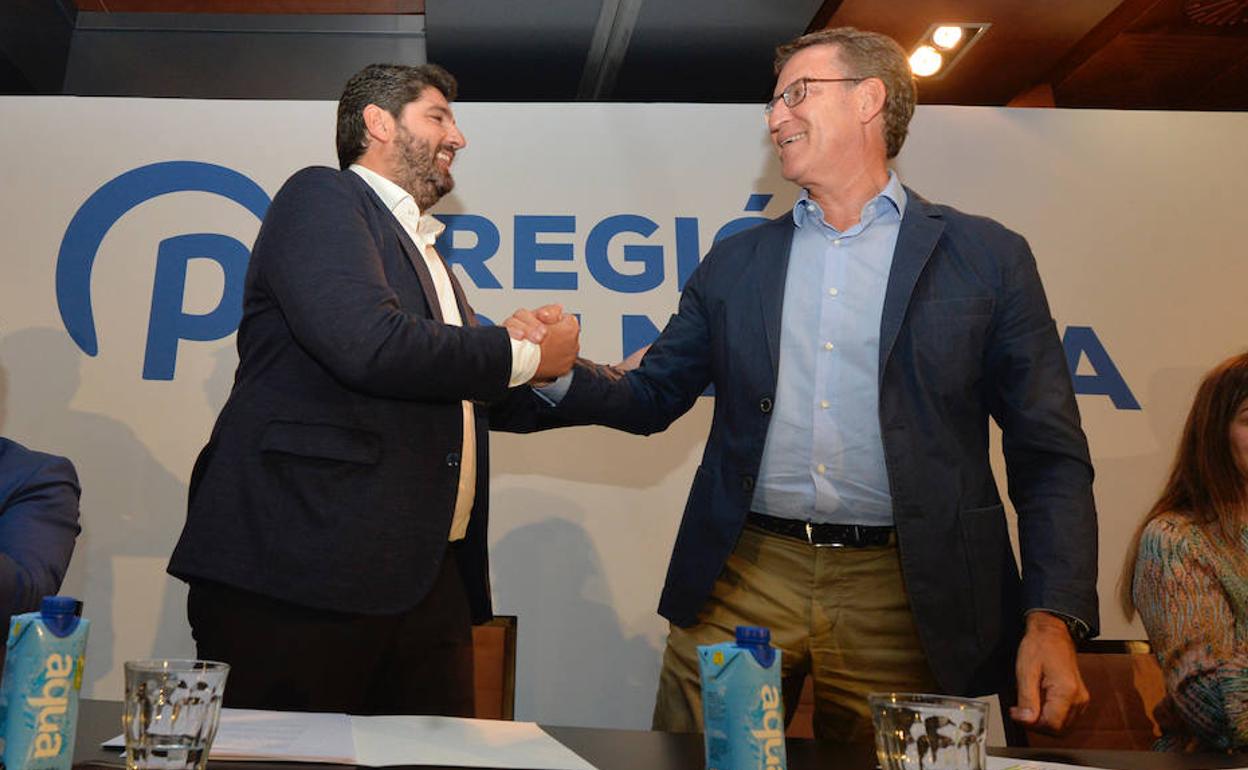 Fernando López Miras y Alberto Núñez Feijóo, en una junta directiva del PP en Murcia celebrada en septiembre.