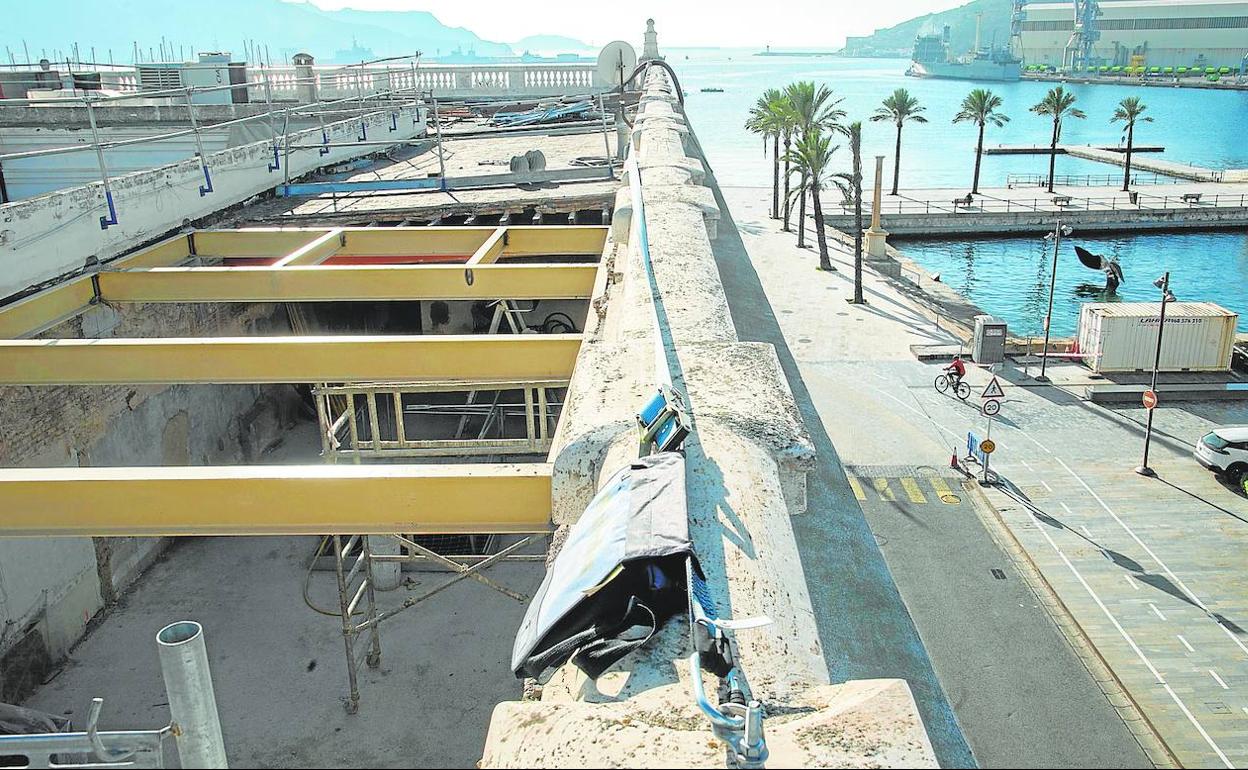 Muro exterior de la parte trasera del edificio portuario; a la izquierda, por dentro, nueva entreplanta ganada a lo que era la casa del director.