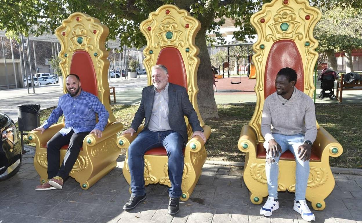 Javier Ruiz, Javier Mármol e Ibrahim Sidibe, en su presentación como Reyes Magos de Murcia, este martes.