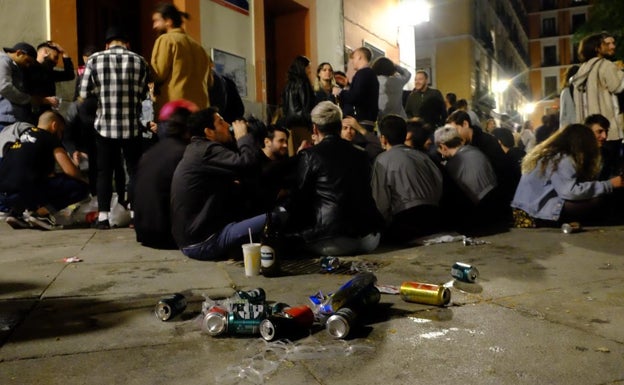 Jóvenes en un botellón en un barrio de Madrid. 