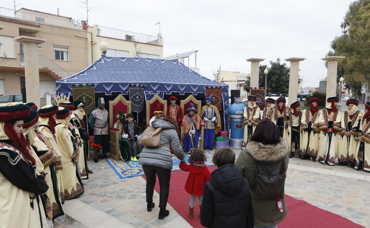 Campamento de los emisarios reales en la plaza del Rey Sabio.