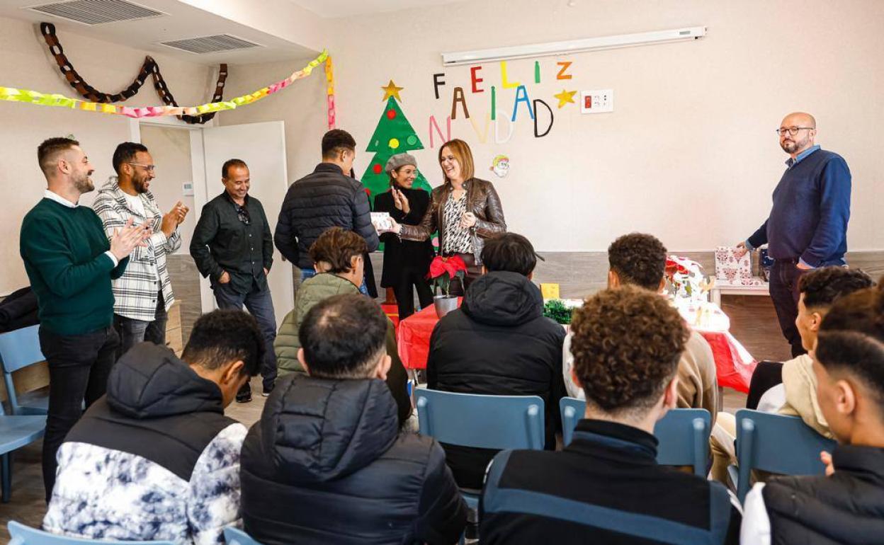 Isabel Franco visita los centros de menores Santa Cruz y Rosa Peñas.