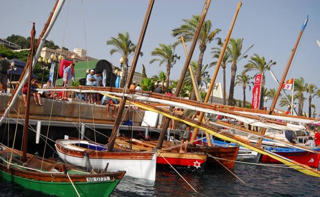 Embarcaciones de vela latina, atracadas en el puerto de Cartagena.