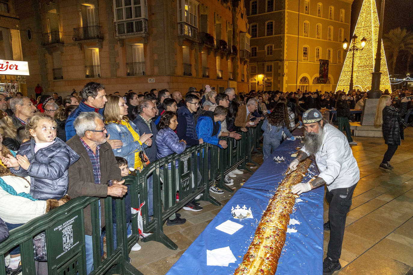 Fotos: 4.000 raciones de roscón animan la llegada de los Reyes en Cartagena