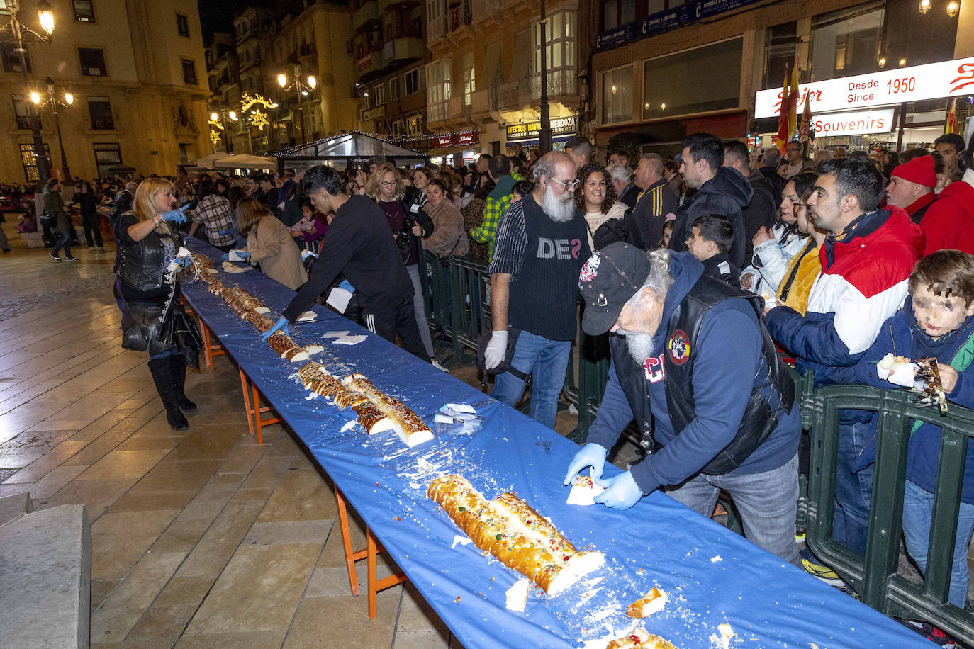 Fotos: 4.000 raciones de roscón animan la llegada de los Reyes en Cartagena