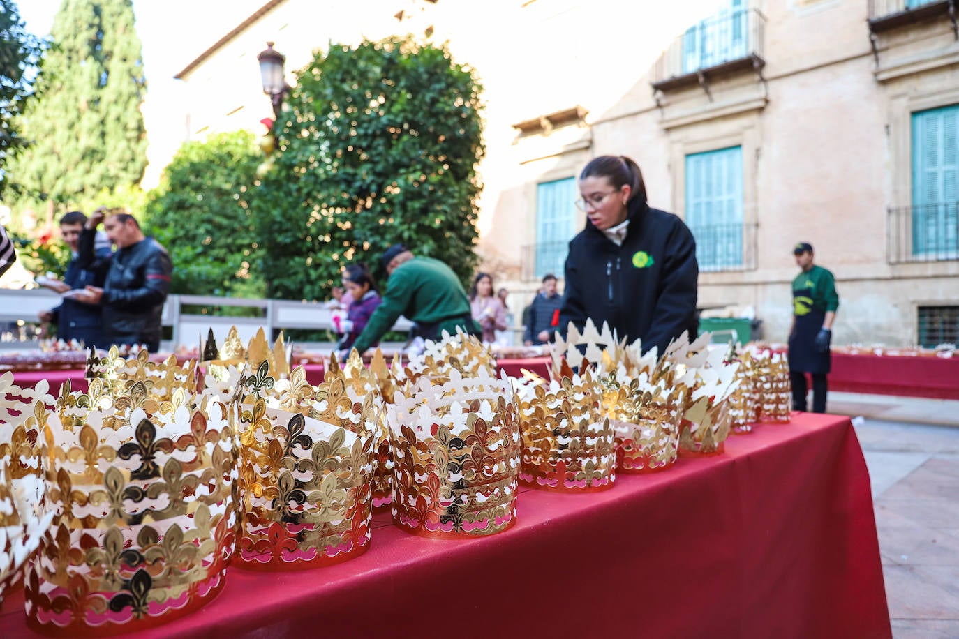 Fotos: Reparto de roscón de Reyes en Murcia