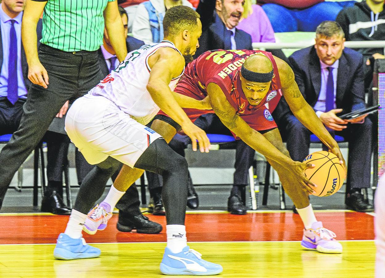 Thad McFadden, con el balón, intenta superar la defensa de un jugador del Pinar Karsiyaka, el martes. 