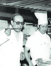 Imagen secundaria 2 - Izquierda: El chef estrecha la mano del entonces Príncipe Juan Carlos, en una cena en 1958. Derecha: González Frutos, catando un guiso en la cocina de su restaurante, en los años 70..