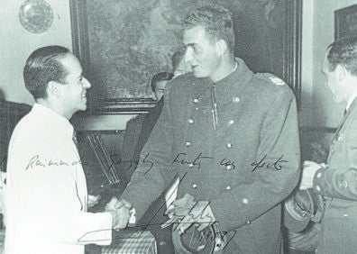 Imagen secundaria 1 - Izquierda: El chef estrecha la mano del entonces Príncipe Juan Carlos, en una cena en 1958. Derecha: González Frutos, catando un guiso en la cocina de su restaurante, en los años 70..