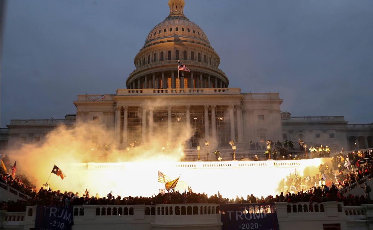 Centenares de simpatizantes de Trump que negaban la derrota electoral del expresidente asaltaron el Capitolio el 6 de enero de 2021.