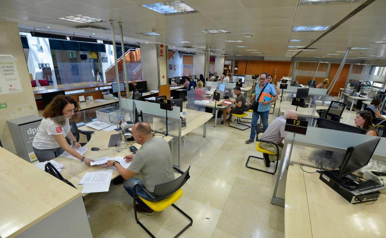 Ciudadanos realizan sus trámites en la Consejería de Hacienda en una imagen de archivo. 