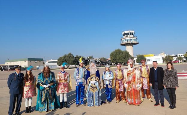 Los Reyes Magos llegan a la Base Aérea de Alcantarilla este jueves. 