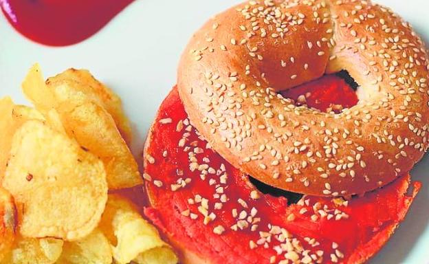 Imagen principal - Arriba: Bagel murciano con sobrasada de Pipoca. Izquierda: Seitán con panache de verduras de Chef Momo. Derecha: Ensalada de melocotón y algas de La Sella.