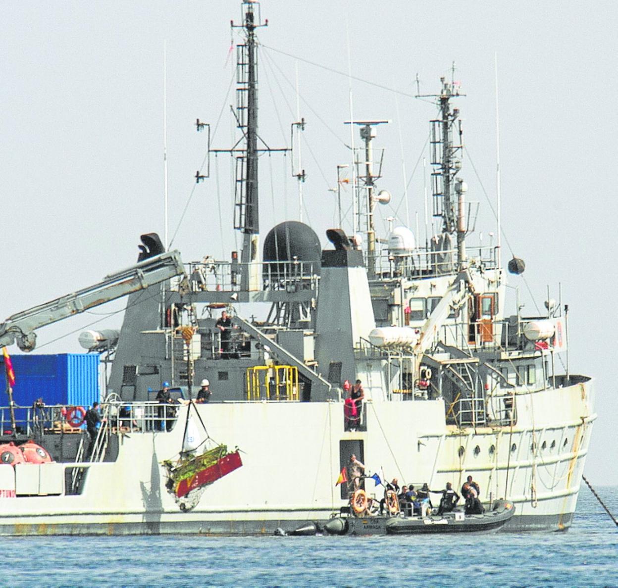 Tareas de recuperación del avión accidentado en 2020. 