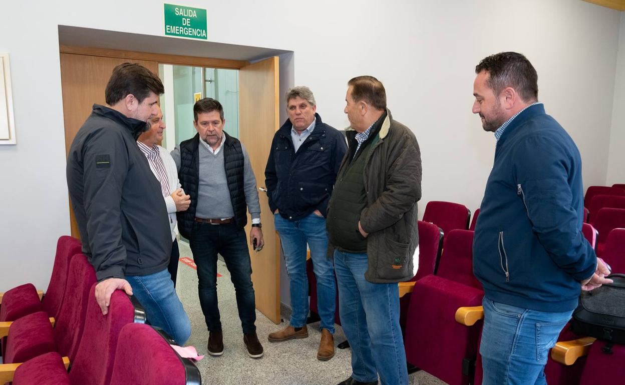 Juan Marín, ayer, con directivos de los regantes de Lorca. 