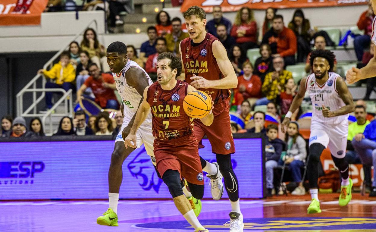 El base del UCAM Tomás Bellas con el balón, en el partido de Champions del pasado martes contra el Pinar Karsiyaka. 