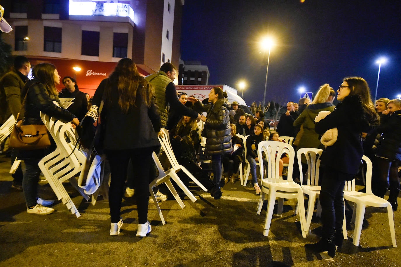 Discusión entre los asistentes a la Cabalgata de Murcia por las sillas.