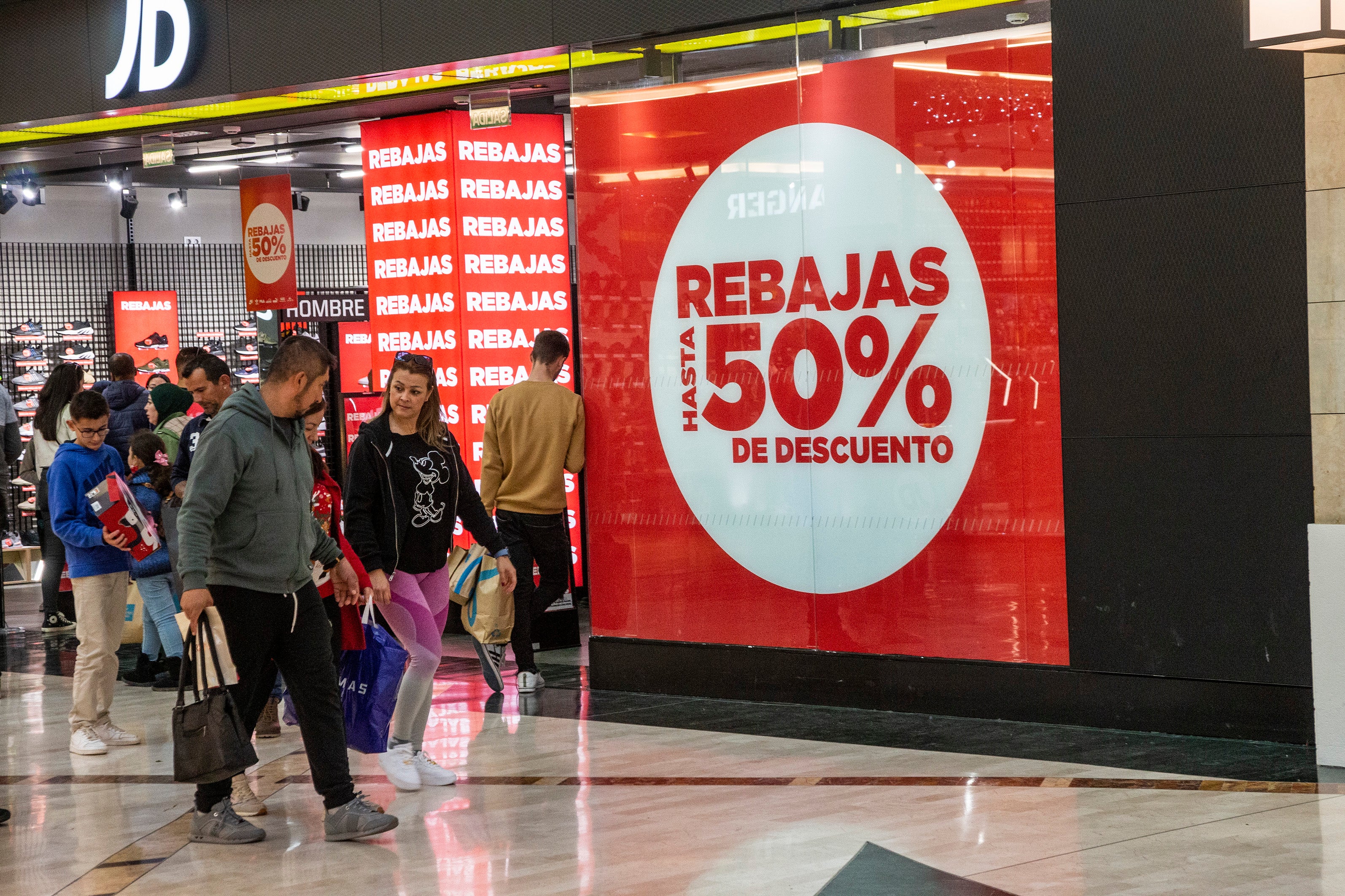 Fotos: Los comercios de Cartagena esperan que la bajada de temperaturas «salve la campaña» de rebajas