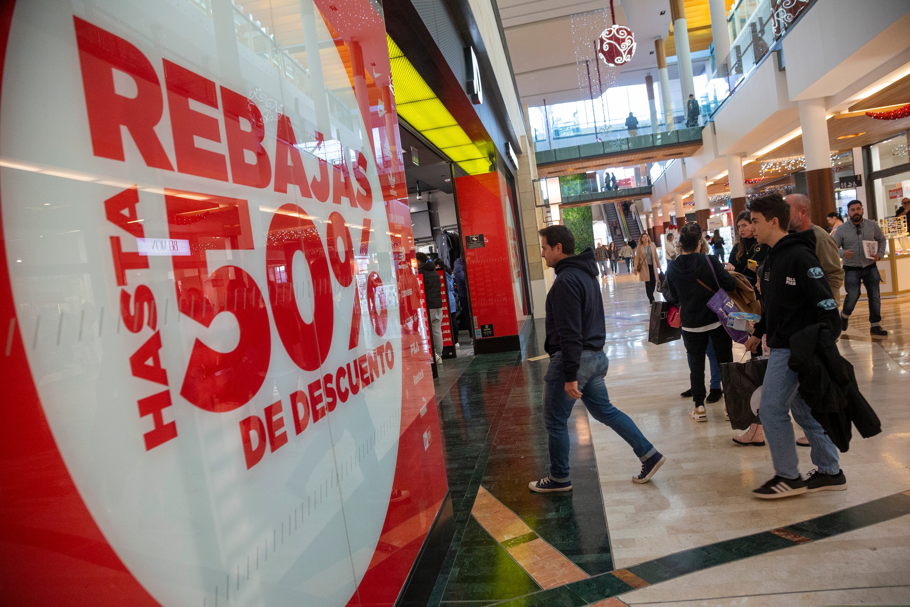 Fotos: Los comercios de Cartagena esperan que la bajada de temperaturas «salve la campaña» de rebajas