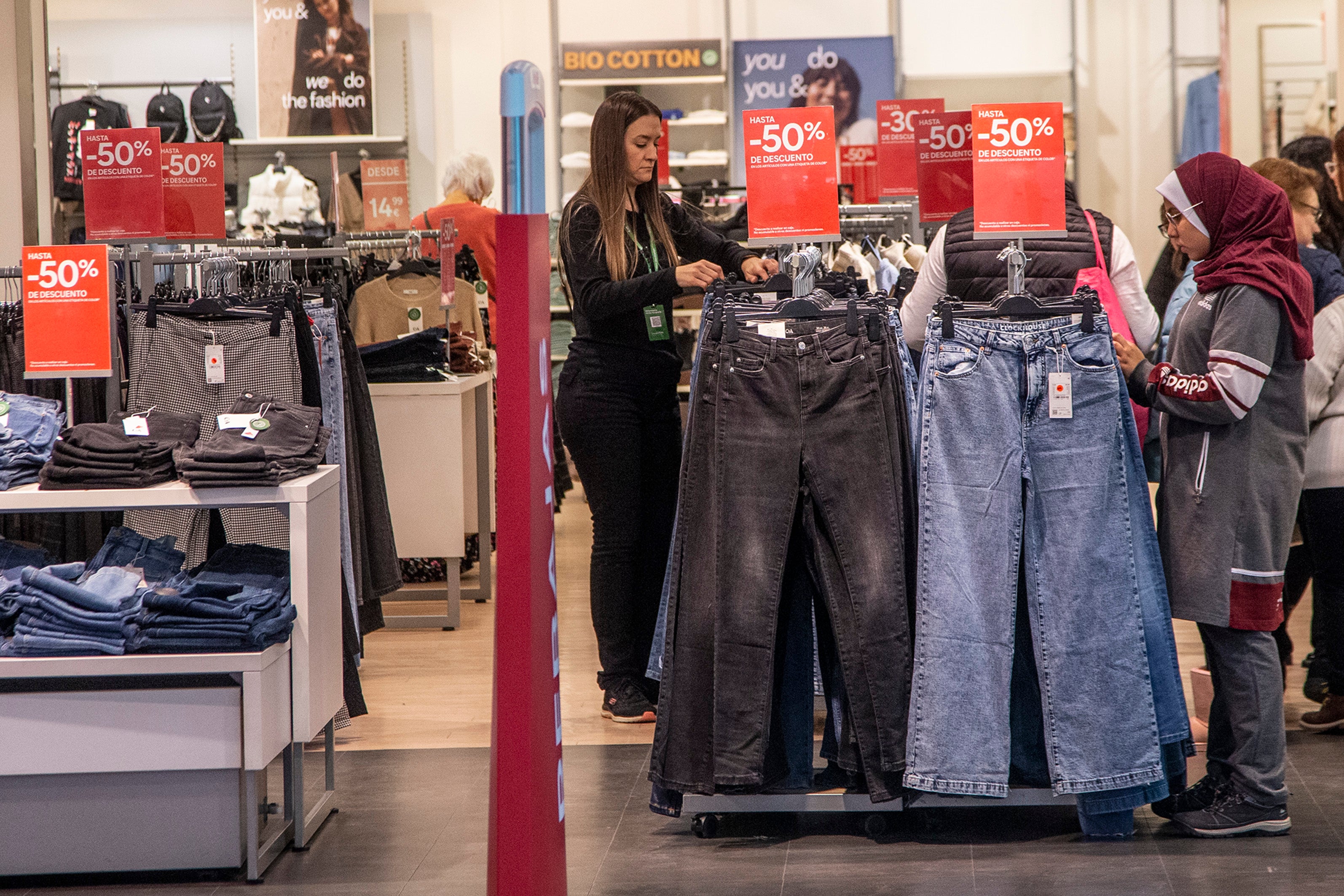 Fotos: Los comercios de Cartagena esperan que la bajada de temperaturas «salve la campaña» de rebajas