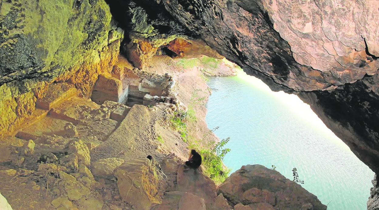Panorámica de la excavación del yacimiento de Cueva Antón, datada hace entre 85.000 y 37.000 años, junto al Pantano de la Cierva, en Mula. 