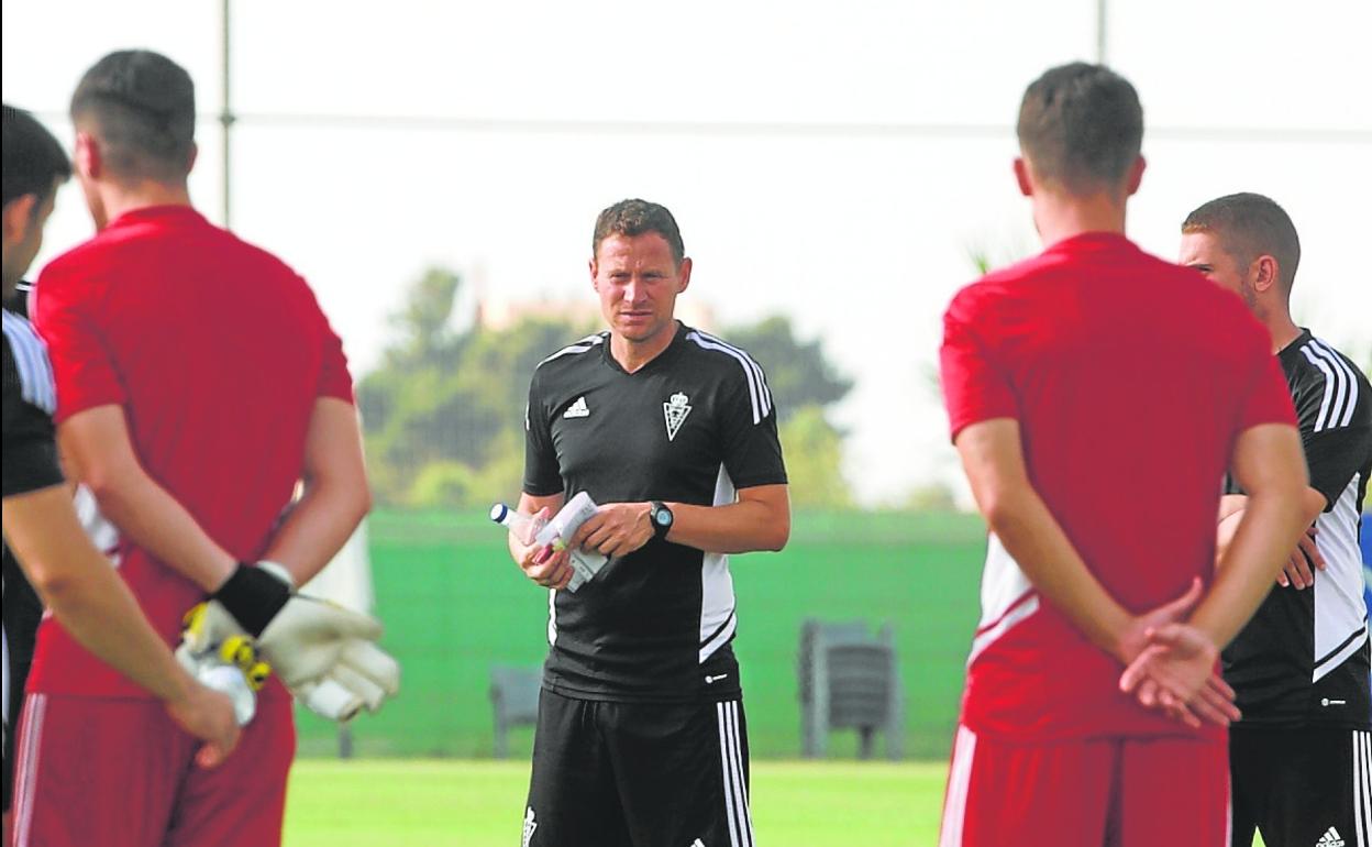 Mario Simón da instrucciones a sus jugadores en un entrenamiento en Pinatar Arena. 