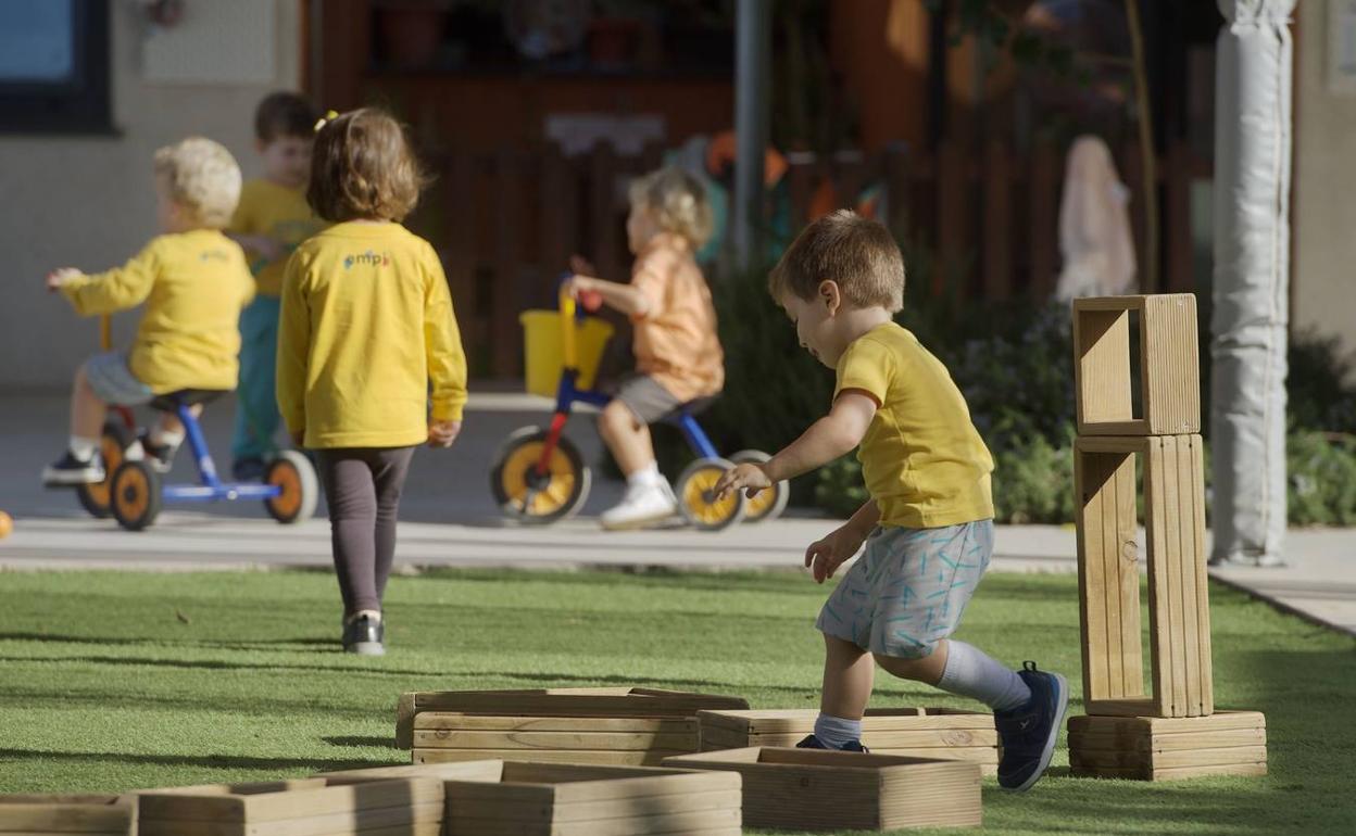 Niños juegan en una guardería en una imagen de archivo. 