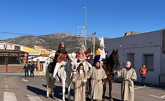 Imagen principal - El Auto de Reyes de Aledo regresa tras la pandemia con &#039;bombas&#039; para Putin