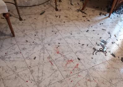 Imagen secundaria 1 - Destrozos y manchas de sangre en la vivienda asaltada.