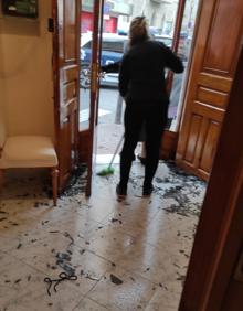 Imagen secundaria 2 - Destrozos y manchas de sangre en la vivienda asaltada.