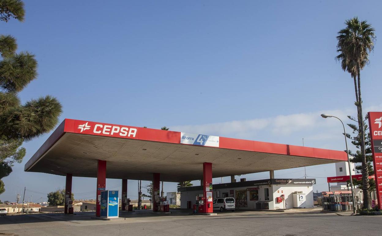 Vista de una gasolinera de Cepsa en El Algar, lugar de un asalto el pasado miércoles.