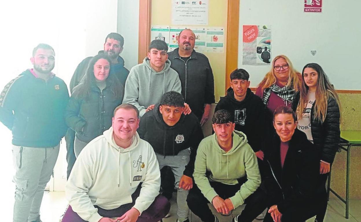 Los participantes en el programa formativo de pintura en construcción. 