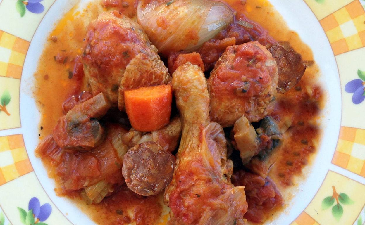 Guiso de pollo con chorizo.