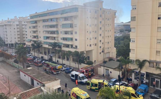 Imagen del bloque afectado por el incendio ocurrido este lunes en Fuengirola.