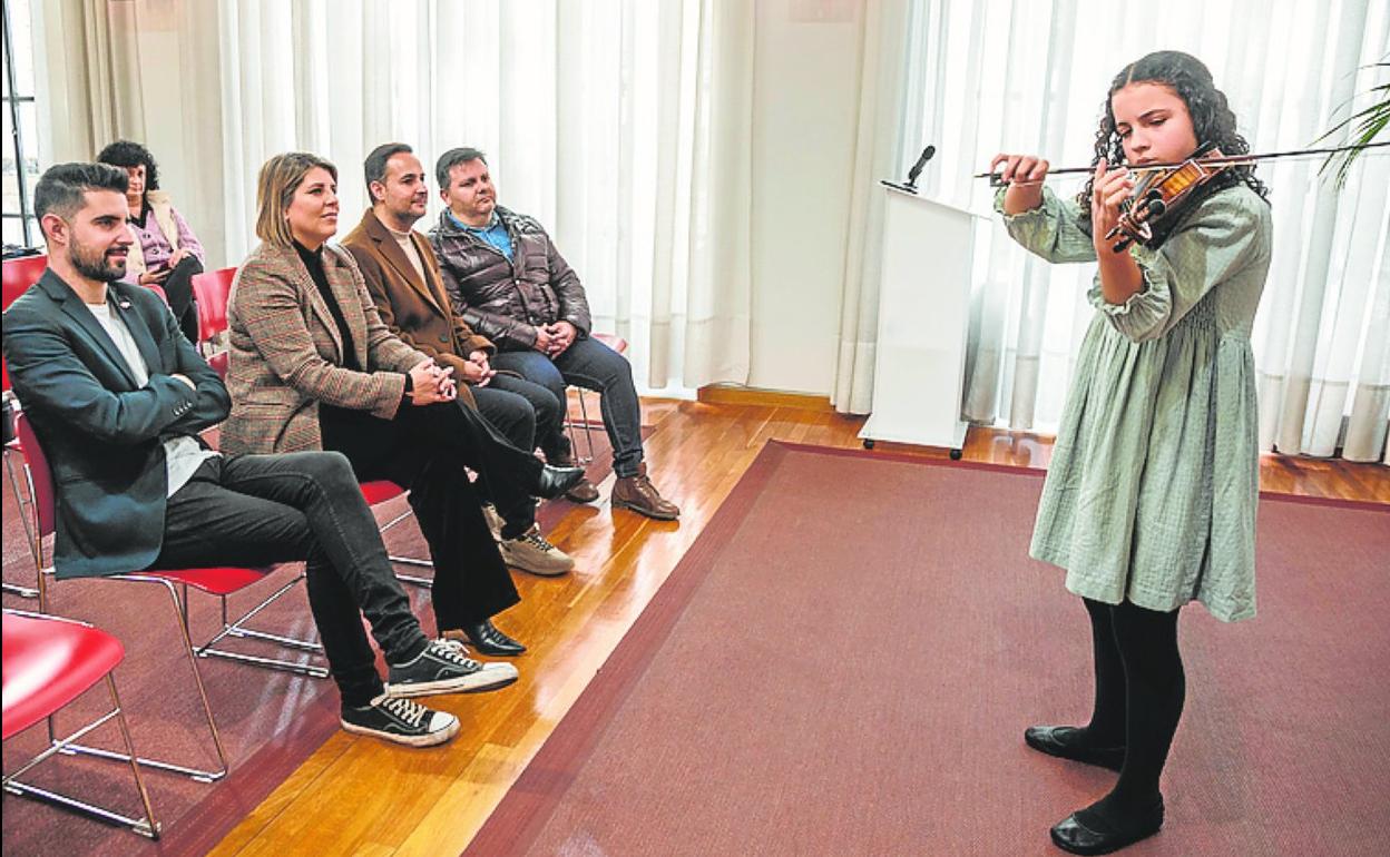 Sofía Guillamón toca el violín frente a Noelia Arroyo. 