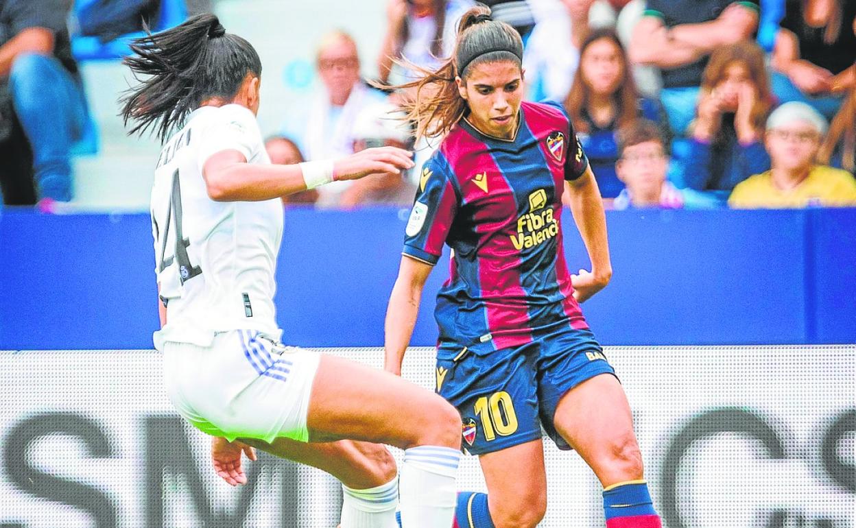 Alba Redondo, pichichi de Primera, intenta regatear a una rival en un partido de liga del Levante. 