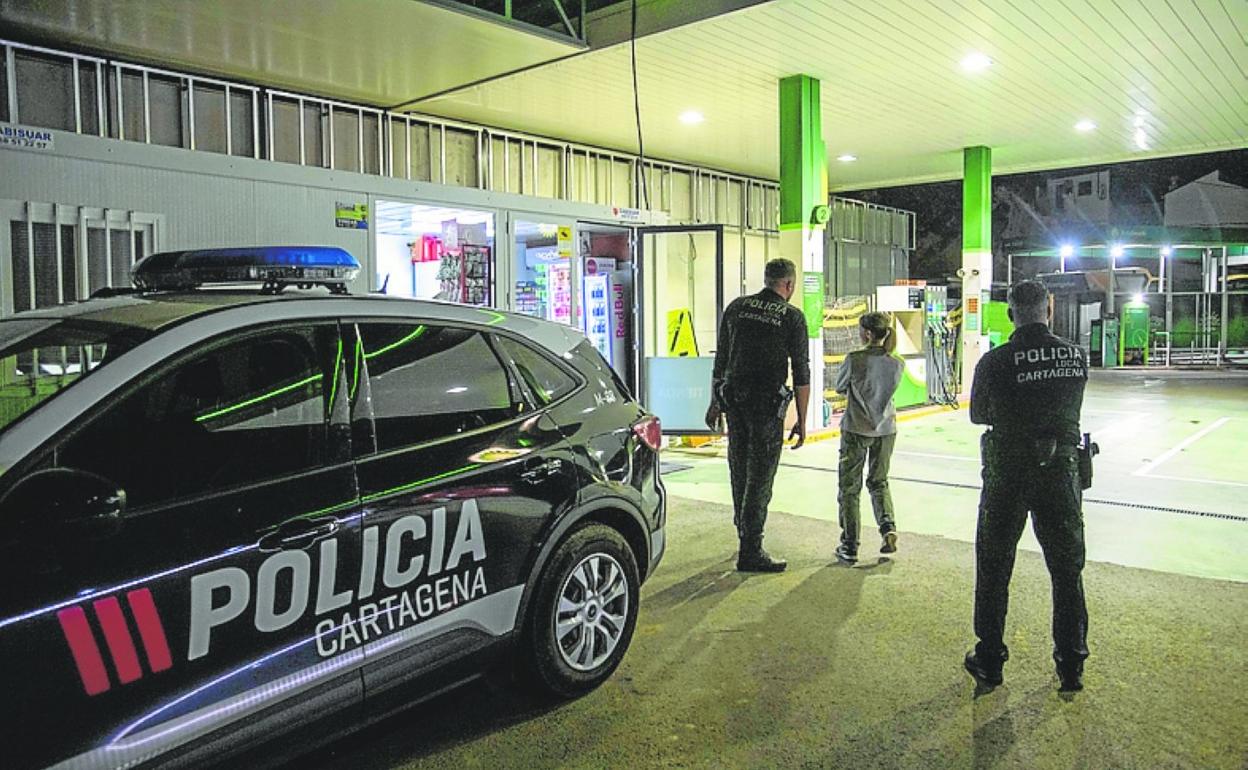 Una patrulla de la Policía Local de Cartagena, ayer en una gasolinera de Canteras, en un control de vigilancia. 