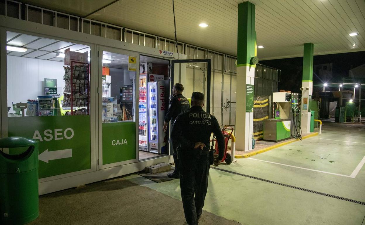 Policía Local de Cartagena, ayer en una gasolinera de Canteras, en un control de vigilancia. 
