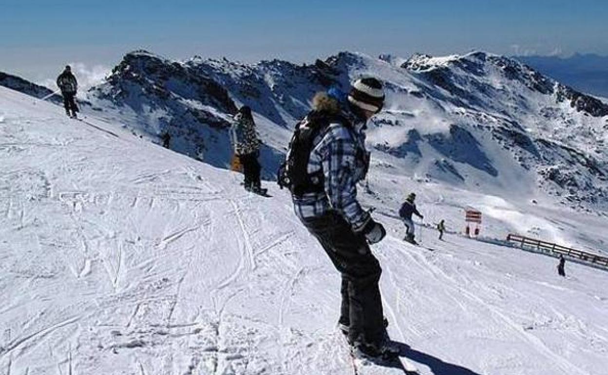 Un aficionado practicando snowboard en Sierra Nevada, en una imagen de archivo.