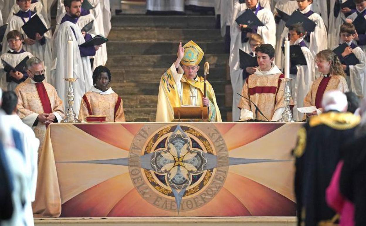 El arzobispo de Canterbury, Justin Welby, oficia la misa de Pascua en abril de 2022.