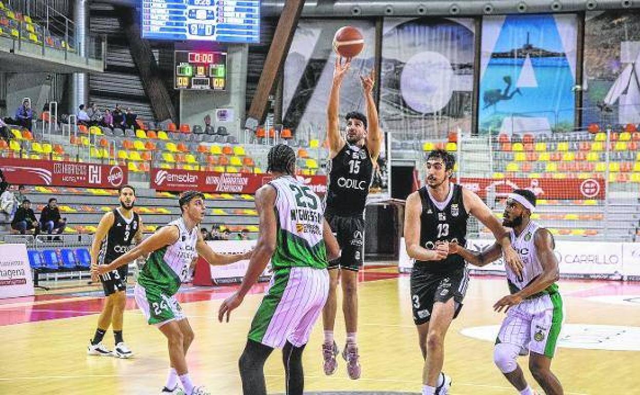 Juanpe Jiménez lanza a canasta en el primer cuarto del encuentro entre el ODILO FC Cartagena-Cebé y el Huesca., el pasado 8 de enero.