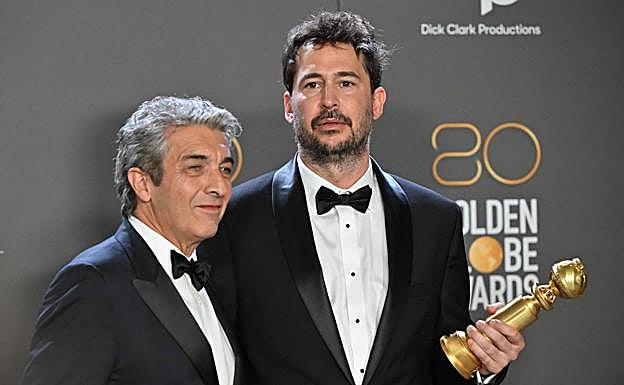 Ricardo Darín y el director Santiago Mitre con el Globo de Oro a la mejor película de lengua no inglesa por 'Argentina, 1985'.