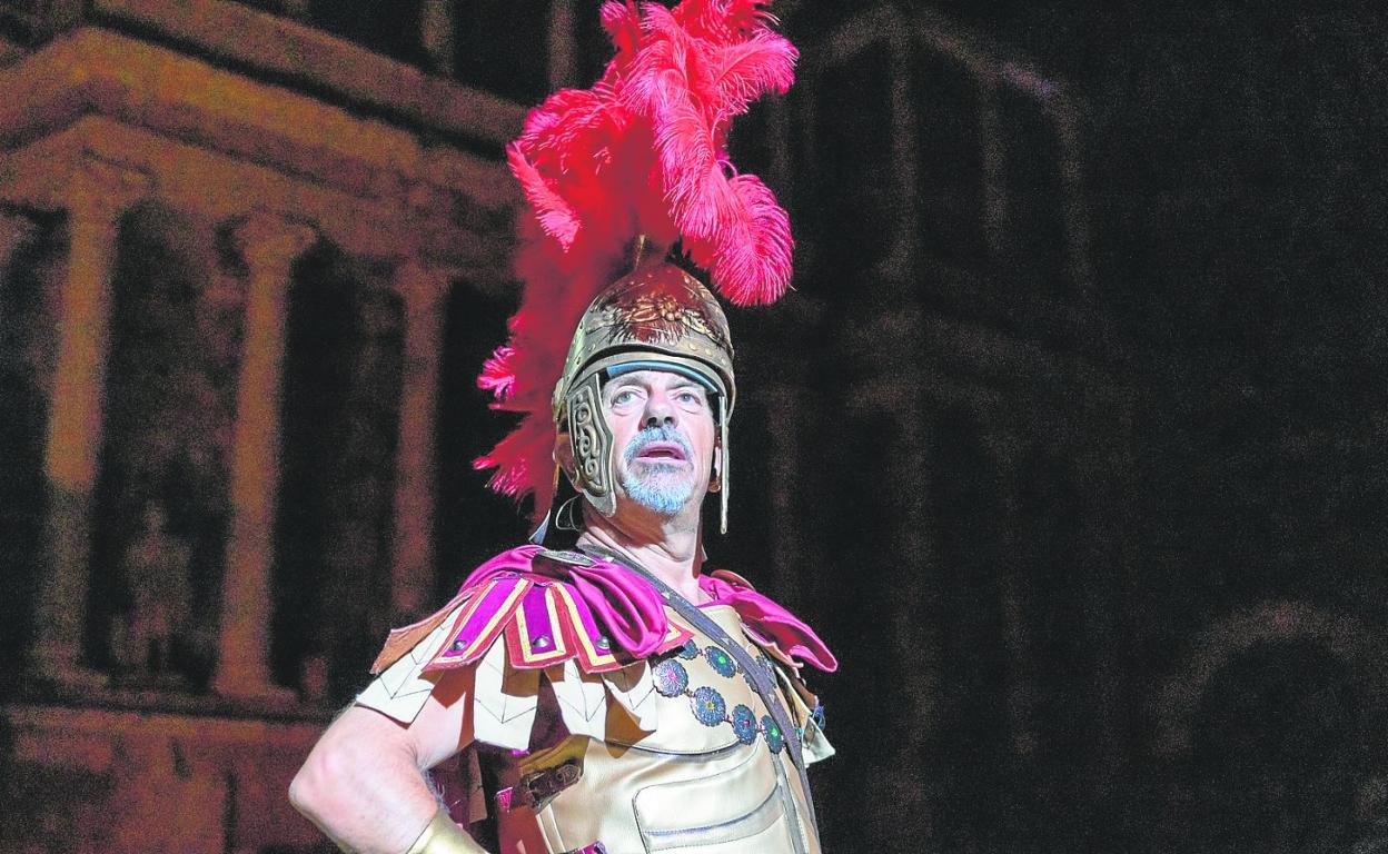 Carlos Sobera, caracterizado para interpretar 'Miles Gloriosus', su nuevo éxito teatral. 