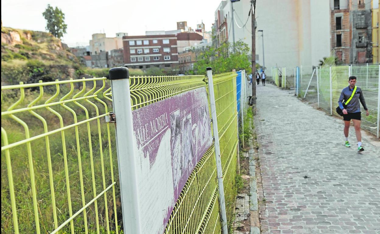 Un joven pasa frente a los solares de la Morería Baja. 