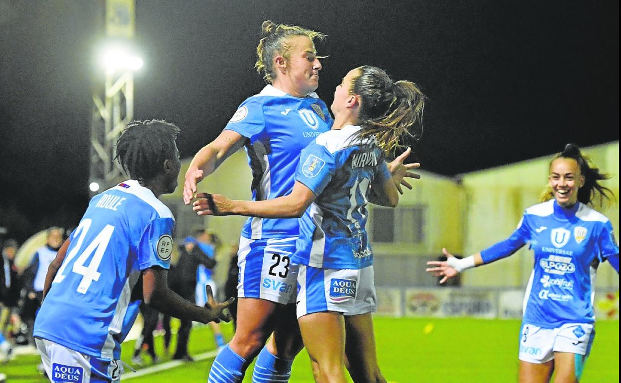 Pinel celebra su gol con Raquel, Xaxa y Daniela Arques, anoche en el Guadalentín. 